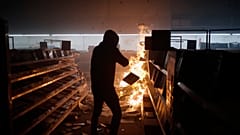 Участник погромов в одном из магазинов Миннеаполиса 29 мая 2020