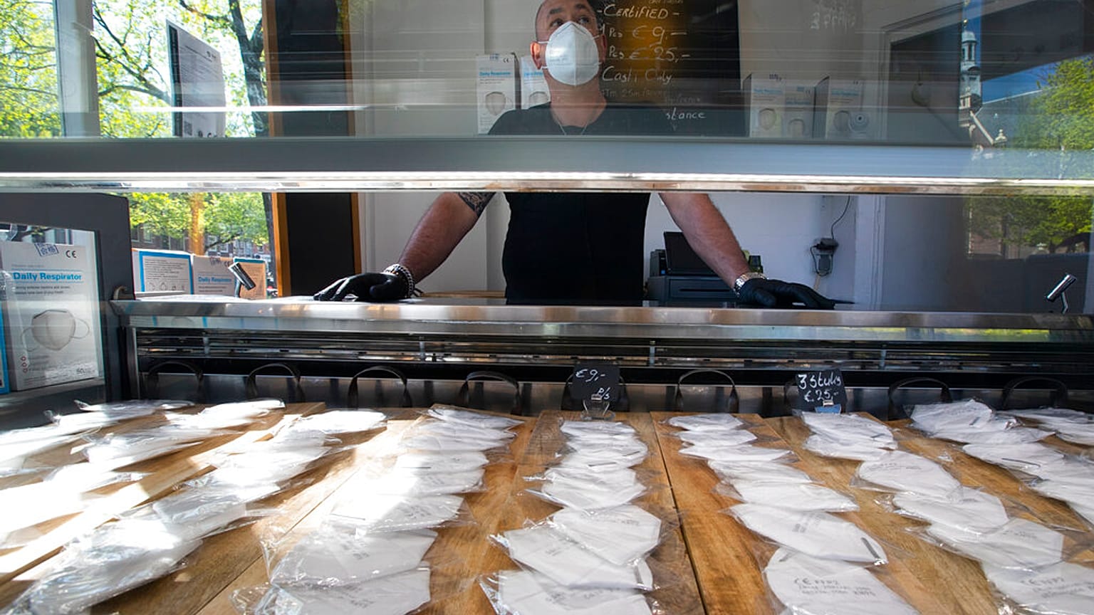 In diesem ehemaligen Eisladen in Amsterdam verkauft ein Mann FFP2-Masken für 9 Euro pro Stück.