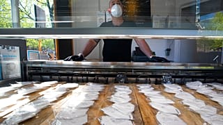 In diesem ehemaligen Eisladen in Amsterdam verkauft ein Mann FFP2-Masken für 9 Euro pro Stück.