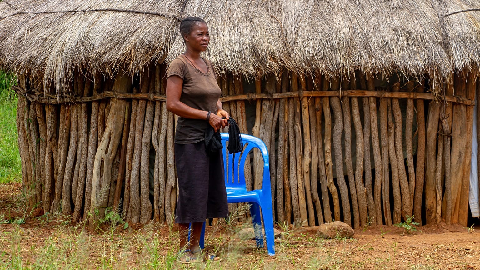 Céu Jacinta junto a casa num vila perto de Lubango, em Angola