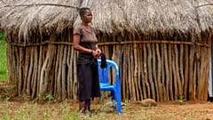 Céu Jacinta junto a casa num vila perto de Lubango, em Angola