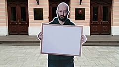 В понедельник на улицах Москвы появились картонные фигурки Ильи Азара