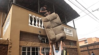Жители Сальвадора спасают мебель из затопленного дома