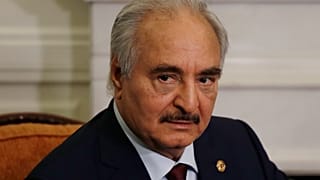 General Khalifa Haftar durante uma reunião diplomática na Grécia, em janeiro