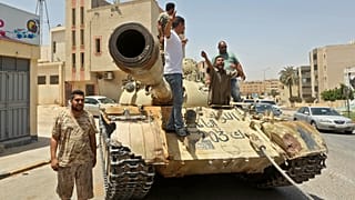 Бойцы сил Правительства национального согласия в Тархуне