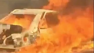 İran'ın Yezd kentinde, İran güvenlik güçlerinin açtığı ateş sonucu alev alan araçtaki 3 Afgan yanarak can verdi