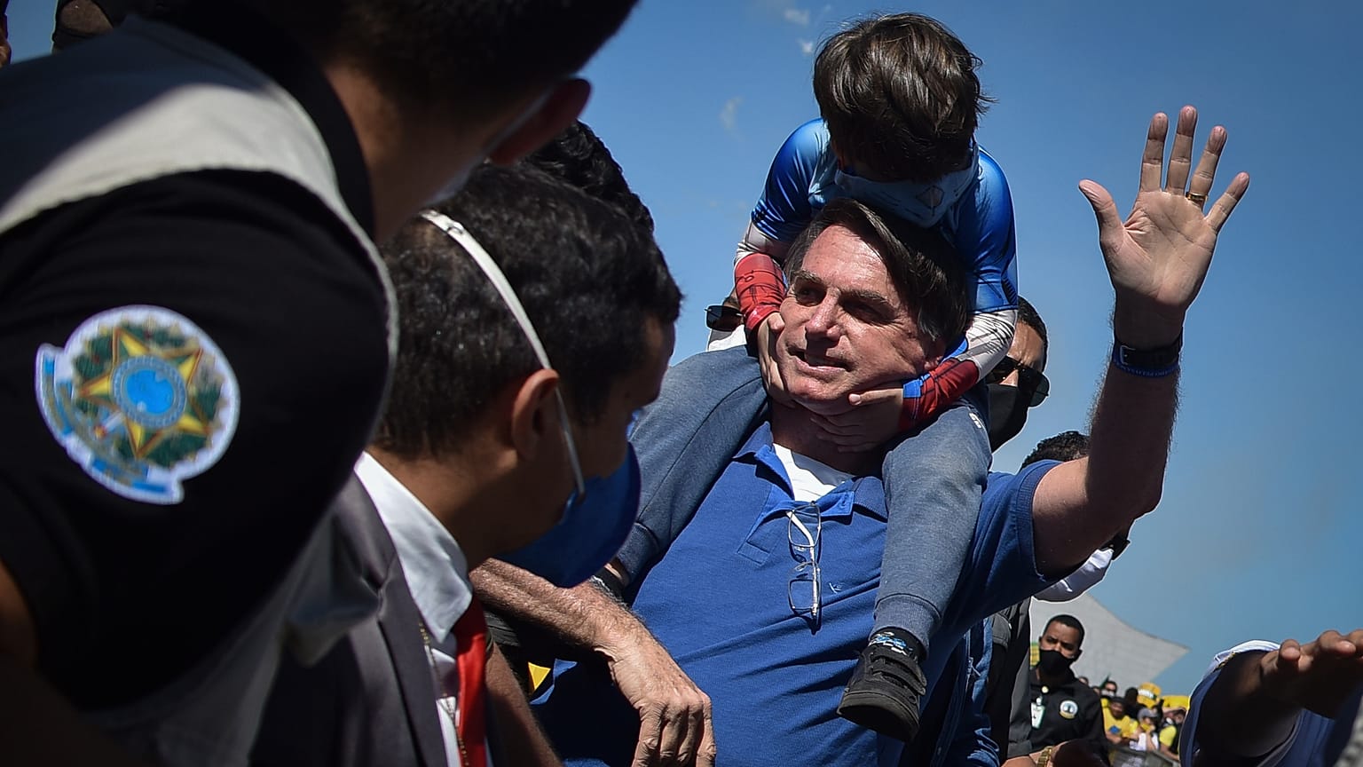 Başkanlık sarayı önündeki selamlayan Brezilya Devlet Başkanı Jair Bolsonaro, 31 Mayıs 2020