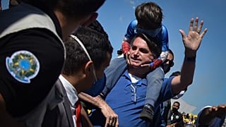 Başkanlık sarayı önündeki selamlayan Brezilya Devlet Başkanı Jair Bolsonaro, 31 Mayıs 2020
