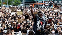 Milhares de pessoas juntas em Berlim, na Alemanha, contra o racismo