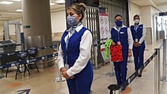 Sosyal mesafe kuralına uyan havaalanı çalışanları.