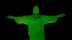 Cristo Redentor iluminado para o Dia Mundial do Ambiente