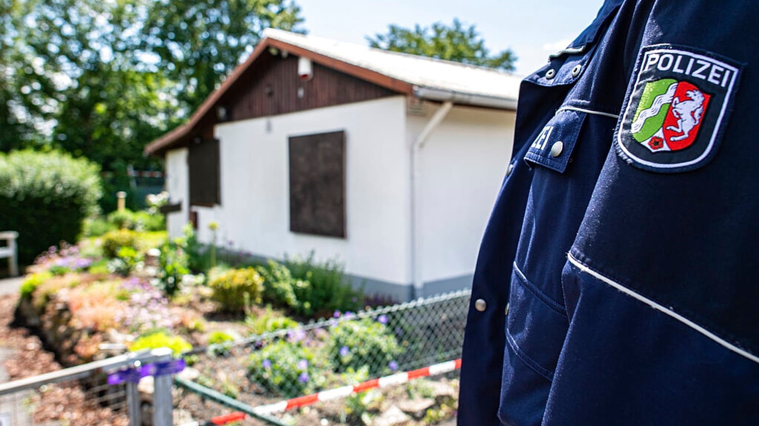 Almanya'nın Münster şehrinde küçük çocuklara cinsel istismar suçu işlenilen eve polis baskın düzenledi.