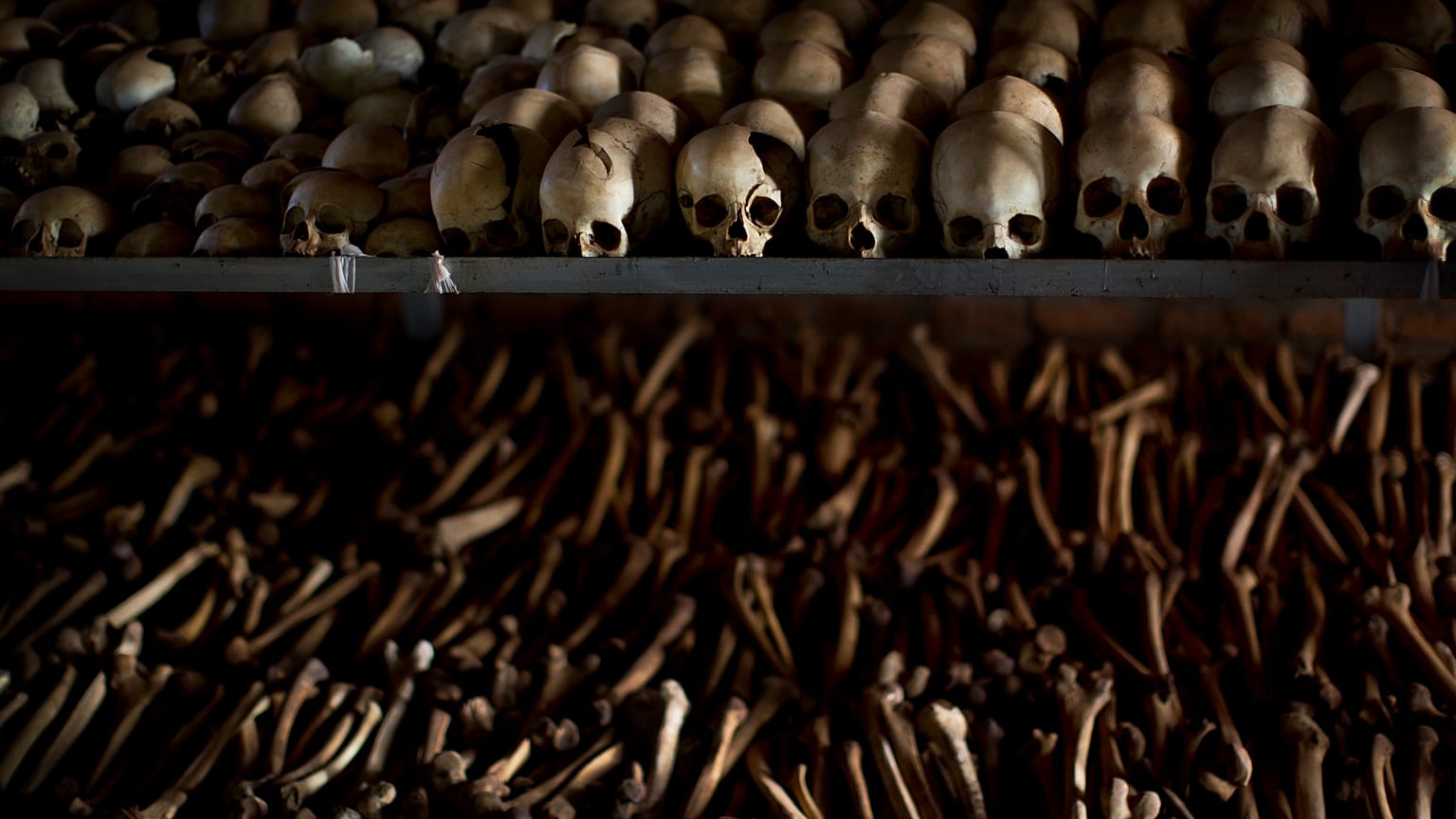 Ossements des victimes du génocide à Ntarama, au Rwanda