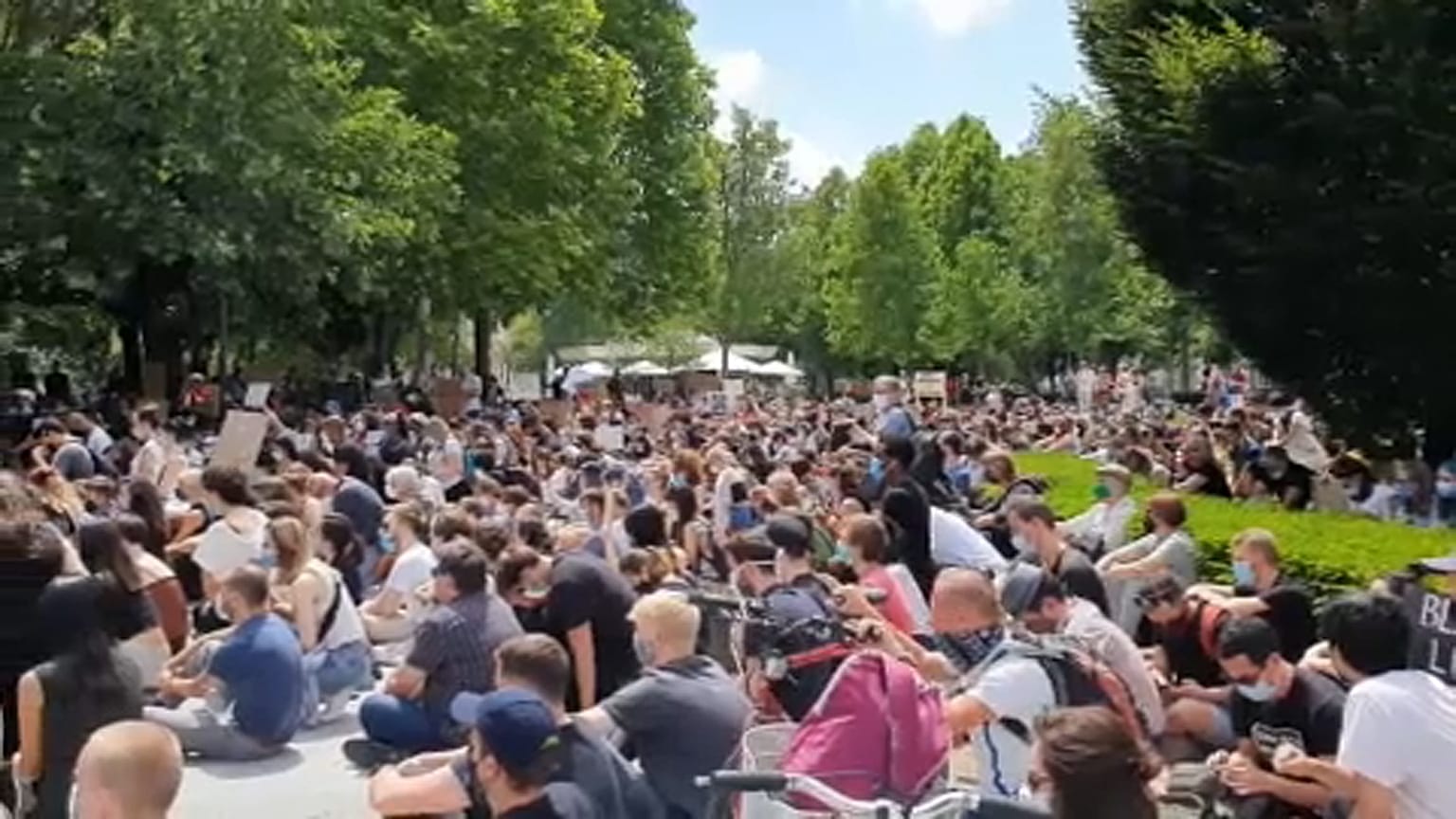 A budapesti Black Lives Matter tüntetés résztvevői a Szabadság téren 2020. június 7-én