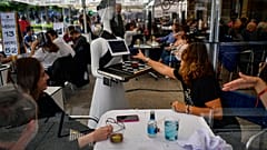 Un robot atiende a los clientes en una terraza en Pamplona, España