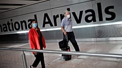 Viajeros llegan al aeropuerto de Heathrow antes de la entrada en vigor de la cuarentena