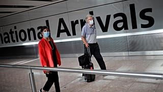 Viajeros llegan al aeropuerto de Heathrow antes de la entrada en vigor de la cuarentena