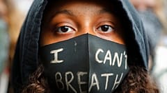 George Floyd protestolarında maskesinin üzerinde  "I can't breath" (nefes alamıyorum) mesajı taşıyan siyahi bir çocuk.