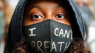 George Floyd protestolarında maskesinin üzerinde "I can't breath" (nefes alamıyorum) mesajı taşıyan siyahi bir çocuk.