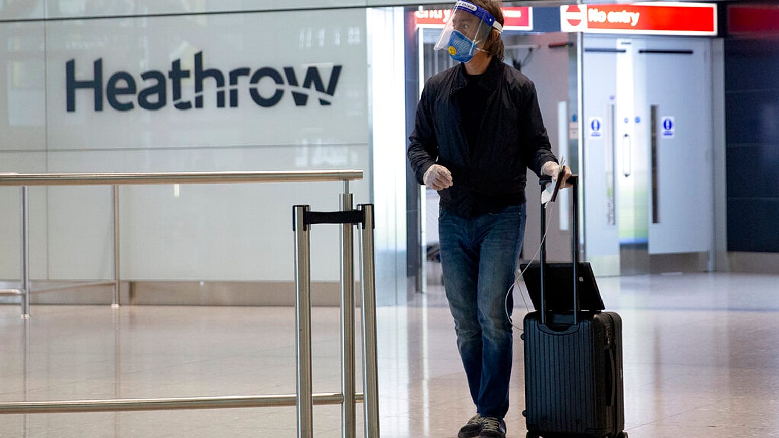 Avrupa'nın en işlek hava limanı Heathrow'da bir yolcu.