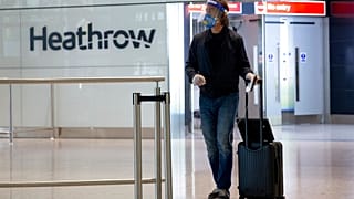 Avrupa'nın en işlek hava limanı Heathrow'da bir yolcu.