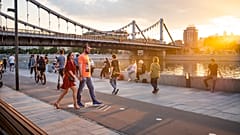 Люди прогуливаются по набережной в Москве.