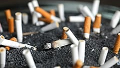 Imagen de archivo: colillas de cigarrillo en un cenicero en Nueva York