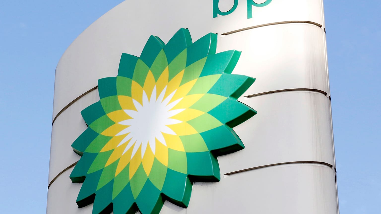 Tízezer embert küld el a BP
