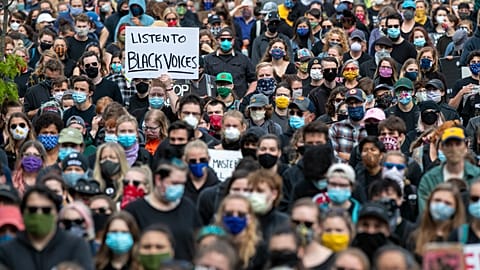 Friedlicher Protest: Mit dem Gesicht auf der Straße