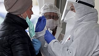 Una donna sottoposta al test per il Covid-19 a Varsavia, 15 aprile 2020
