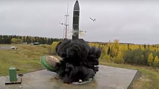 Vежконтинентальная баллистическая ракета поднимается из шахты в России