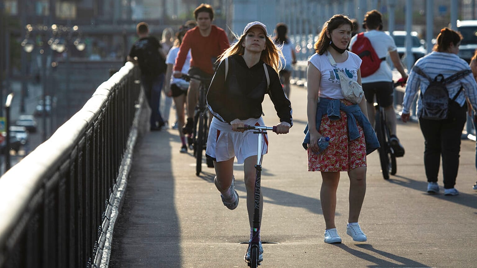 Moscovitas disfrutan del buen tiempo en la calle