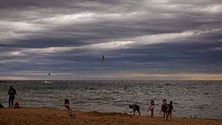 Gyerekek játszanak a barcelonai tengerparton