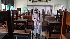 تعقيم إحدى المدارس في إندونيسيا 