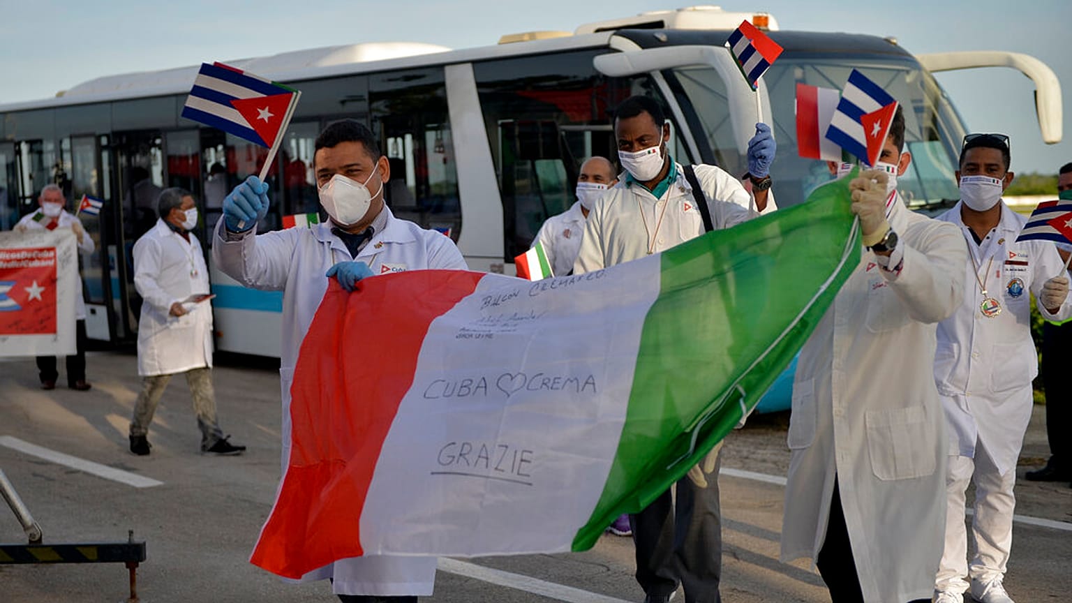 Regreso a Cuba de la brigada sanitaria de Lombardía