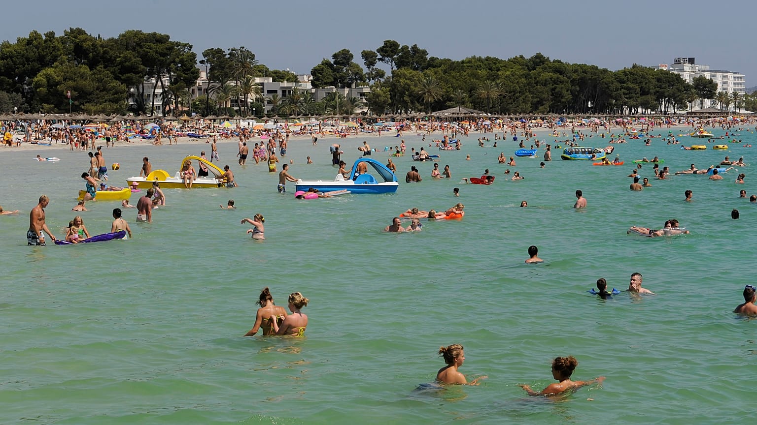 Urlauber baden am Samstag, 1. August 2009, am Strand von Alcudia, Mallorca, Spanien.