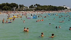 Urlauber baden am Samstag, 1. August 2009, am Strand von Alcudia, Mallorca, Spanien.