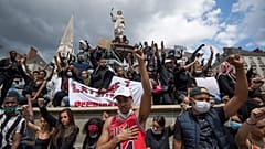 Un gruppo di manifestanti a Nantes, Francia