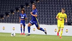 Fenerbahçe'nin kaptanı Emre Belözoğlu (ortada)