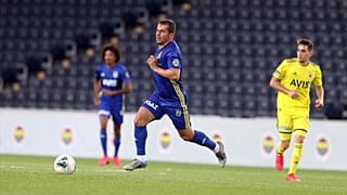 Fenerbahçe'nin kaptanı Emre Belözoğlu (ortada)