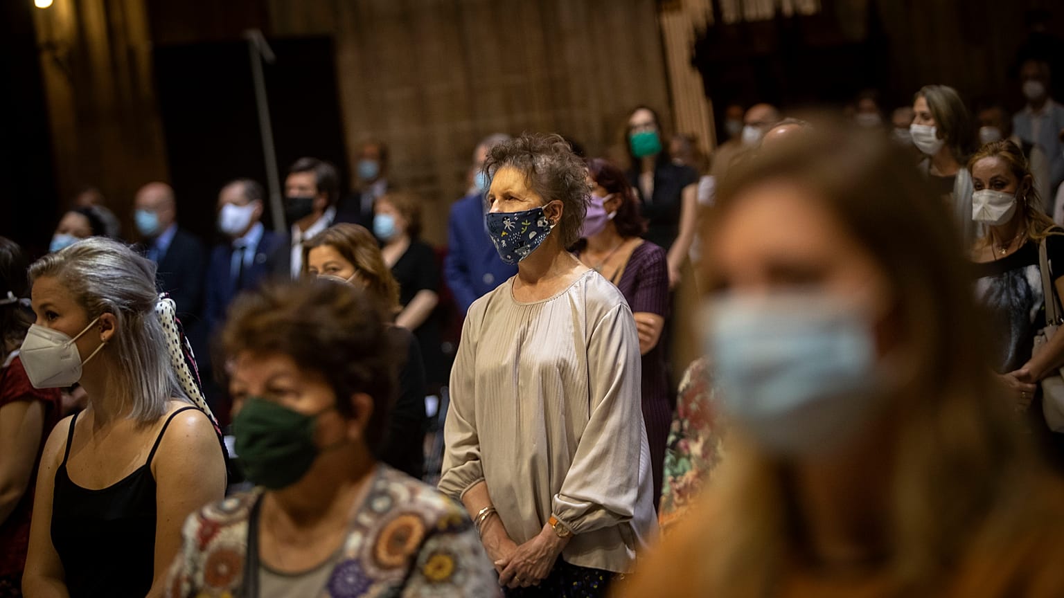 Feligreses con mascarilla acuden a un funeral en la catedral de Sevilla