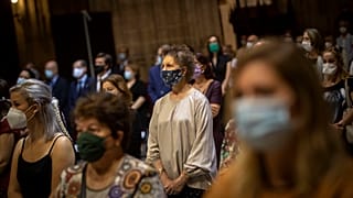 Feligreses con mascarilla acuden a un funeral en la catedral de Sevilla