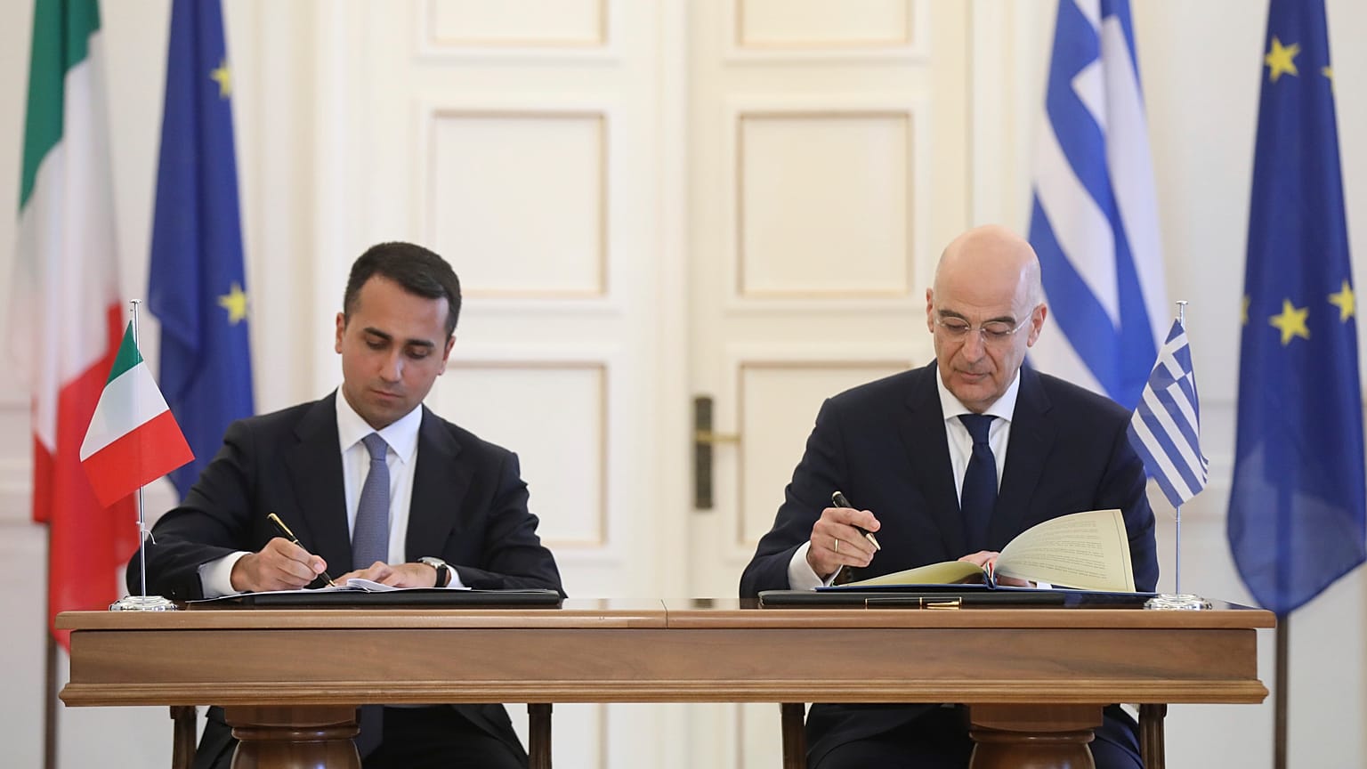 Anlaşma Yunanistan Dışişleri Bakanı Nikos Dendias ve İtalya Dışişleri Bakanı Luigi Di Maio tarafından imzalandı