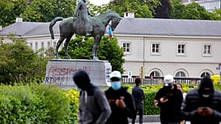 Una statua vandalizzata di Leopoldo II a Bruxelles
