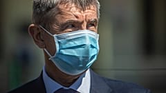 Prága, 2020. május 29. - Andrej Babis cseh kormányfő védőmaszkban tart sajtótájékoztatót
