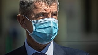 Prága, 2020. május 29. - Andrej Babis cseh kormányfő védőmaszkban tart sajtótájékoztatót