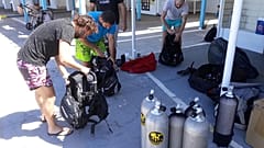 Οι δύτες που πραγματοποίησαν τη δράση υποβρύχιου καθαρισμού στα Φήρα