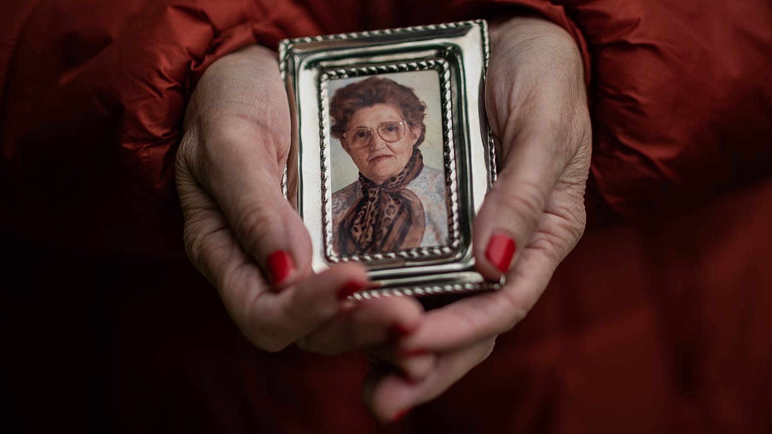 Teresa Navarro montre une photo de sa mère, Concepcion Rosinos, décédée pendant l'épidémie