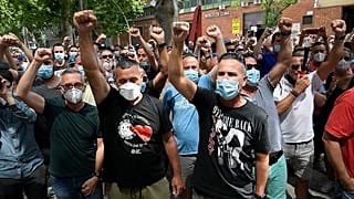 I dipendenti protestano contro la chiusura dello stabilimento Nissan di Barcellona