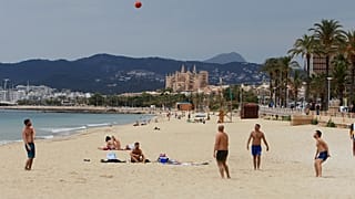 Poca afluencia en una playa de Palma de Mallorca (España) en mayo